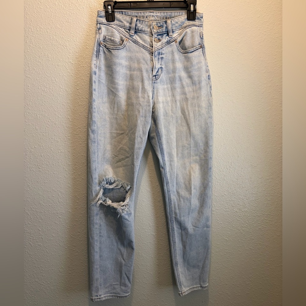 American Eagle Light Wash Distressed Mom Jean Size 4 Regular